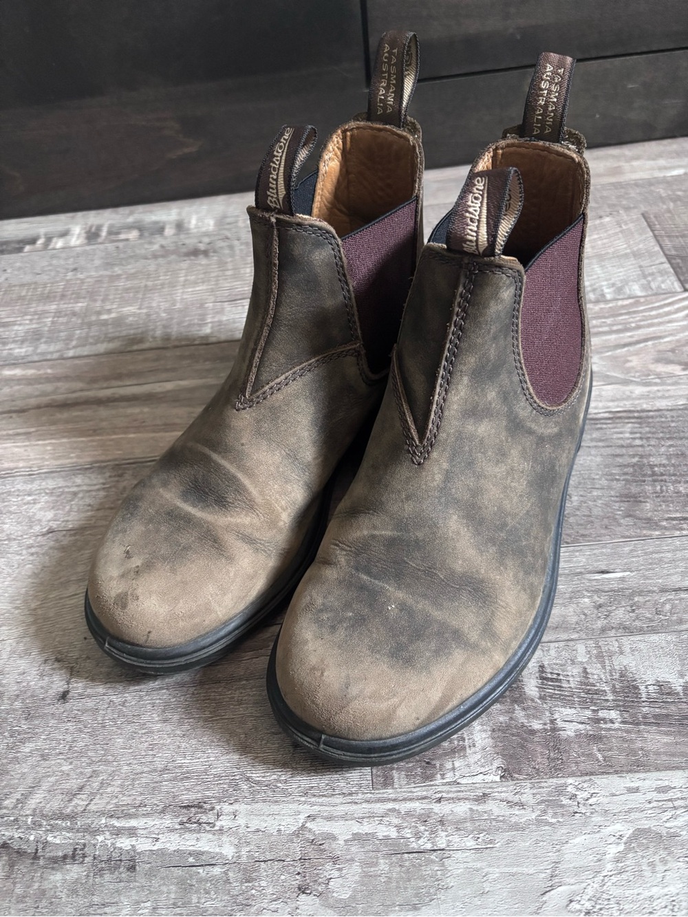 Blundstone Brown Leather Chelsea Boots with Maroon Elastic